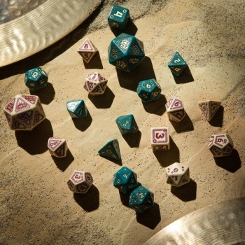 Runequest kauliukų rinkinys smėlio ir bordinės spalvos